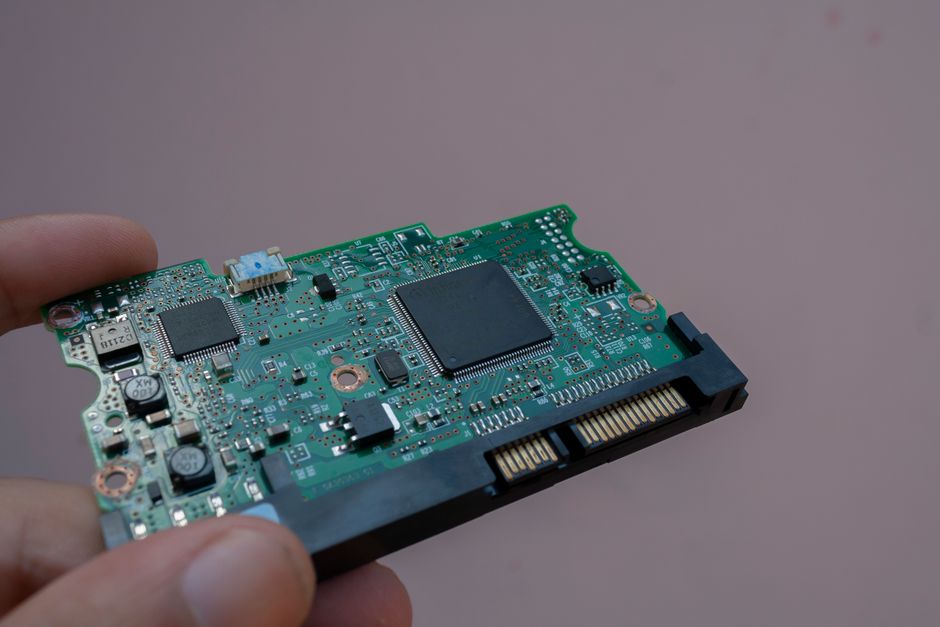 Detailed view of a hard drive circuit board showing components and connections in Mérida, Venezuela.