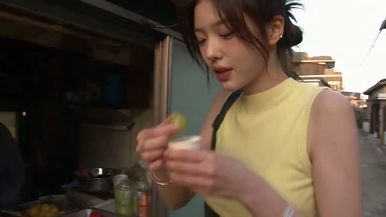 Thirty seconds of a Seoul lane, in six beats